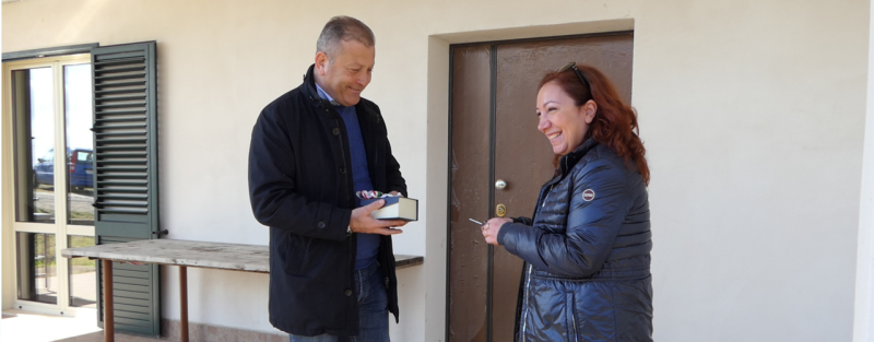 Il sindaco di Casabona consegna le chiavi della struttura che ospiterà la fattoria terapeutica all’associazione Sabir, capofila del progetto