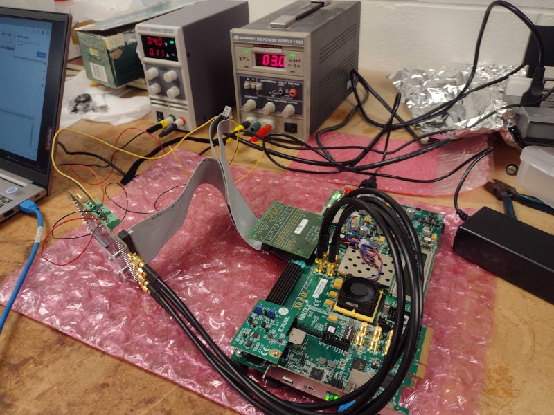 FPGA evlkuation kit collegata all'Alcor chip tramite quattro cavi coassiali e un ribbon cable