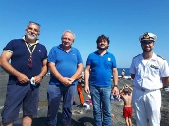 Alcuni volontari di PANT-AID e un membro dell Guardia di Costiera dopo il rilascio della tartaruga di caretta caretta a Pantelleria nel mese di Settembre 2020