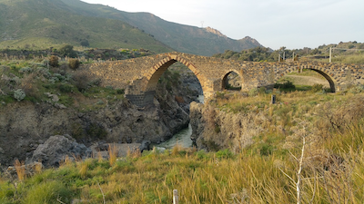 Il Ponte dei Saraceni lungo il Fiume Simeto