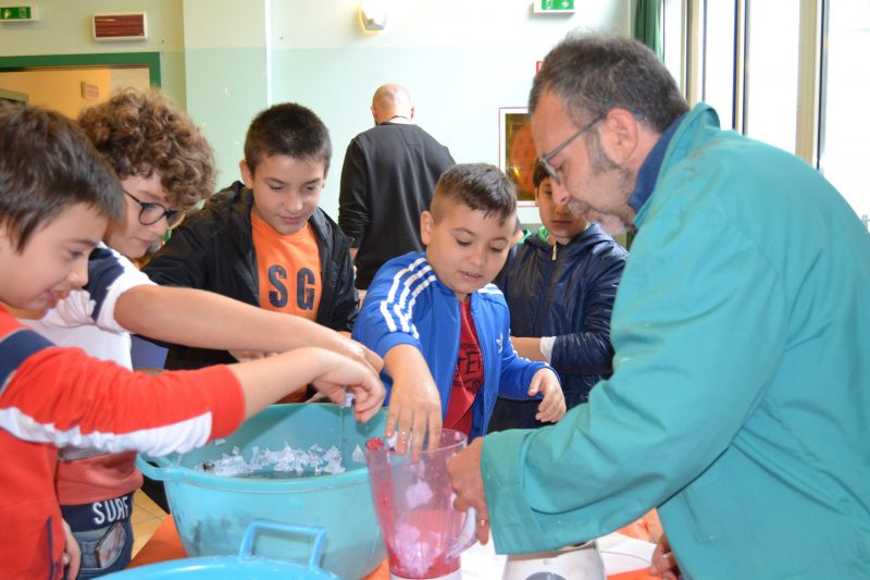 Una delle numerose attività con i bambini di Trani