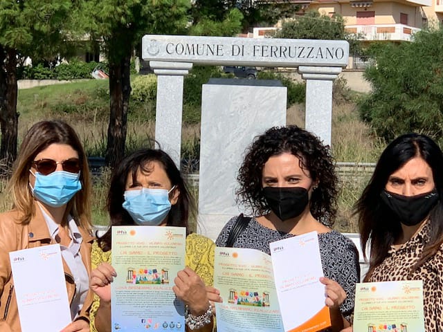 Donne con brochure Pro. Vi.Vo. davanti  colonne Bruzzano