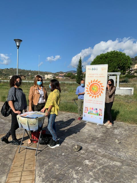 Donne e uomo vicino stand prog. Vi.Vo.