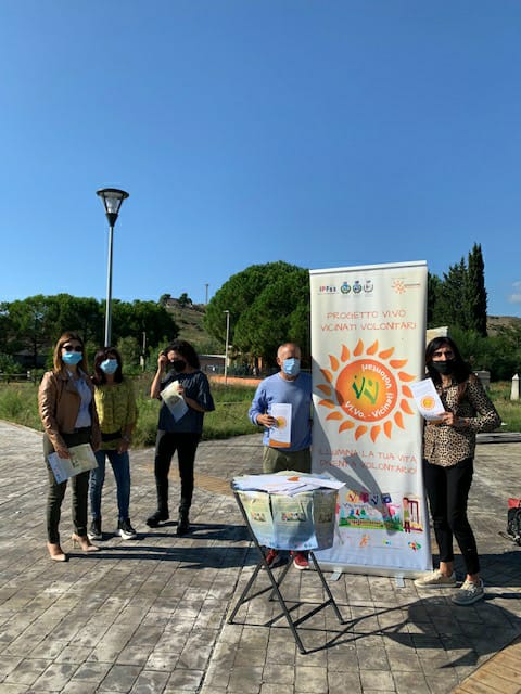 Donne e uomo vicino stand prog. Vi.Vo. 2